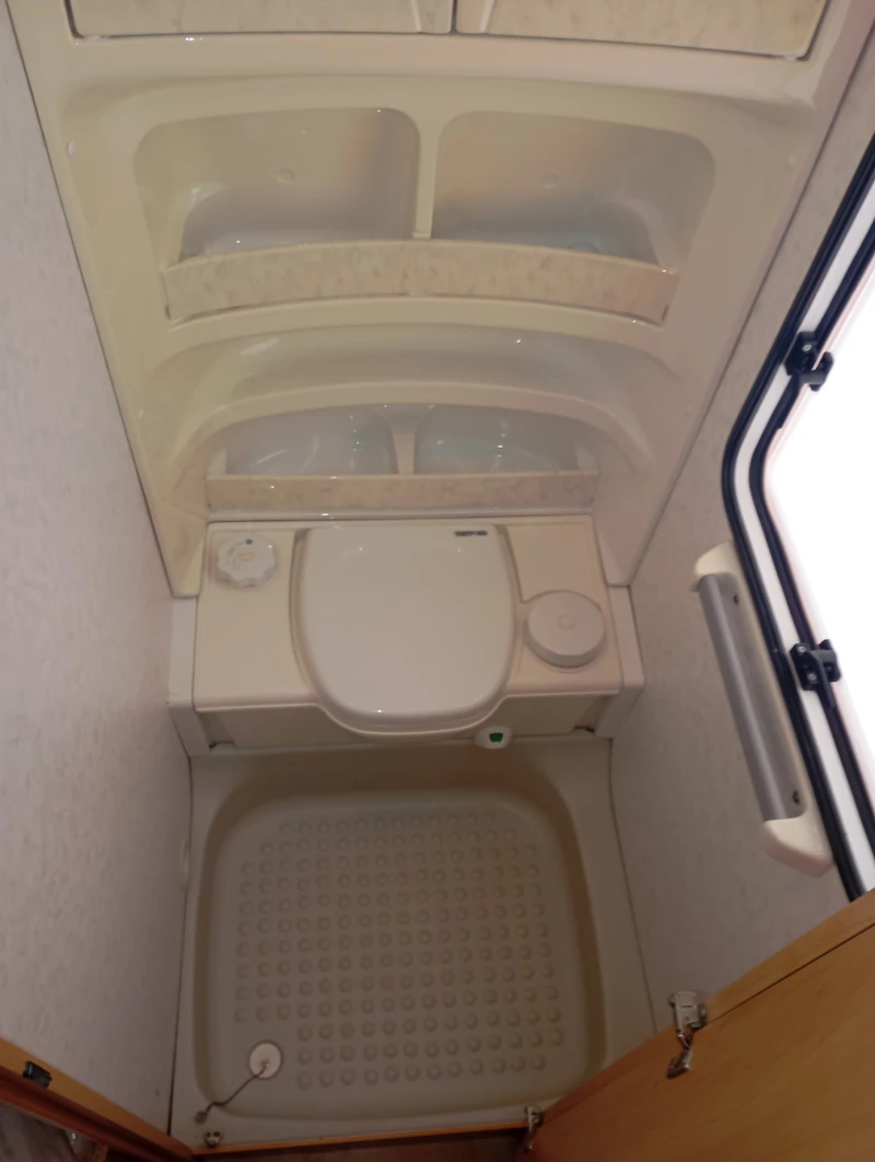 Каравана Hobby De Luxe Easy 460 UFE, снимка 8 - Каравани и кемпери - 53570985