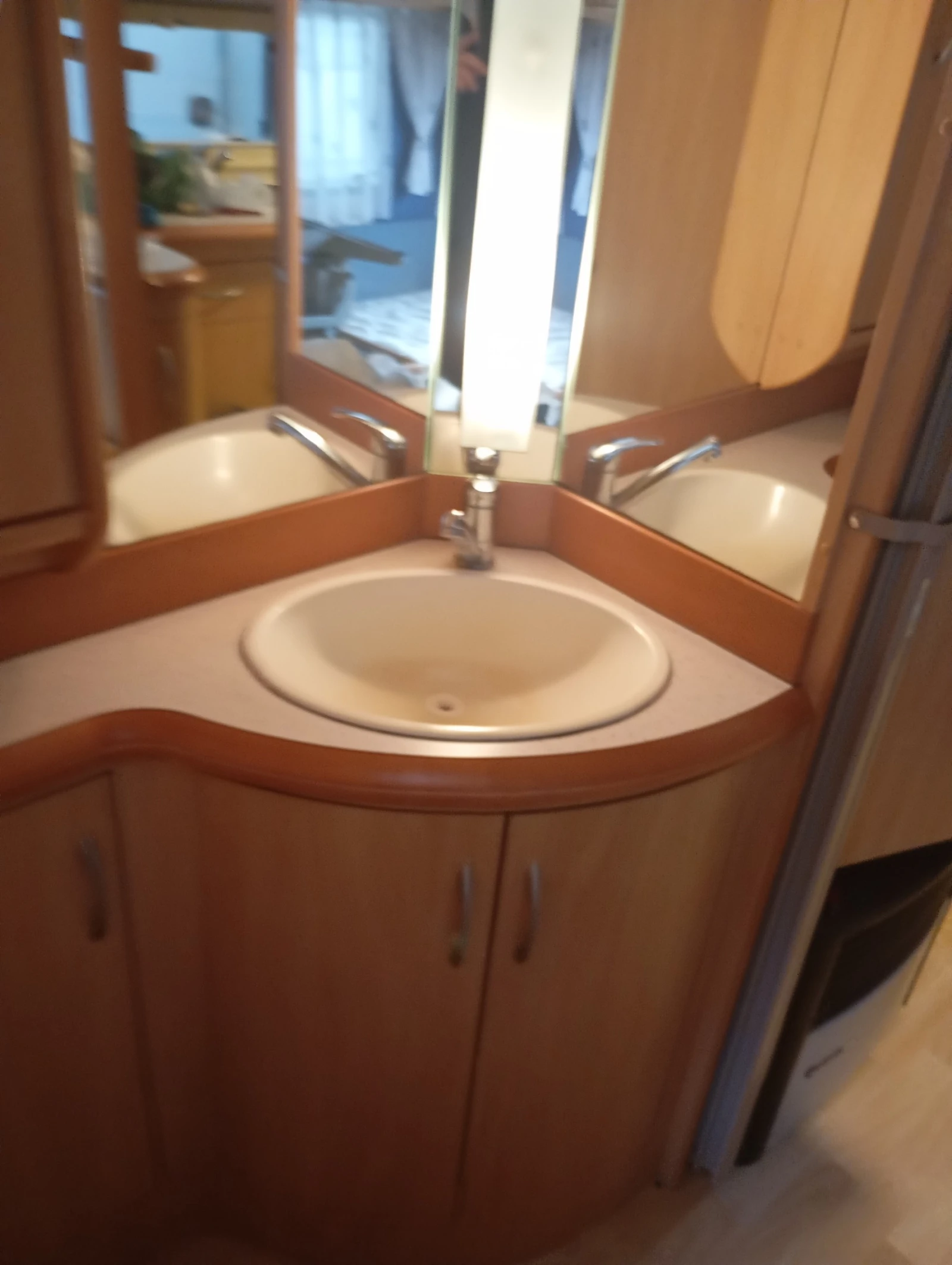 Каравана Hobby De Luxe Easy 460 UFE - изображение 9