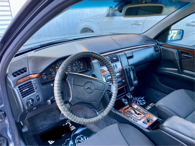 Mercedes-Benz E 220, снимка 5 - Автомобили и джипове - 51883302