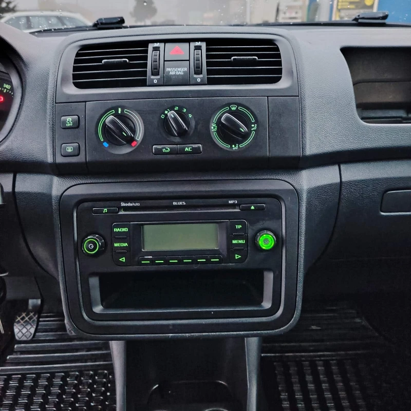 Skoda Fabia 1.6 tdi, снимка 8 - Автомобили и джипове - 52837331