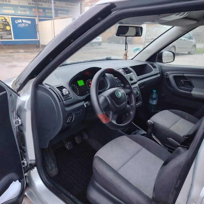 Skoda Fabia 1.6 tdi, снимка 12 - Автомобили и джипове - 52837331
