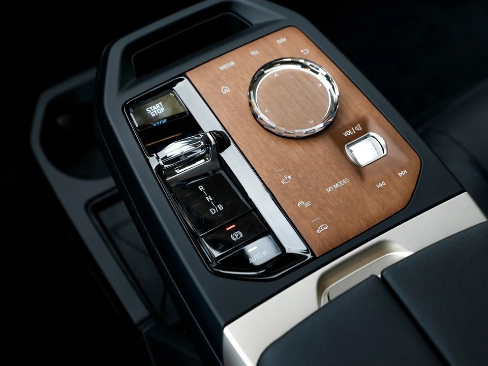 BMW iX M60/ SKY LOUNGE/ 360/ LASER/ BOWERS&WILKINS/ 22/ - изображение 10