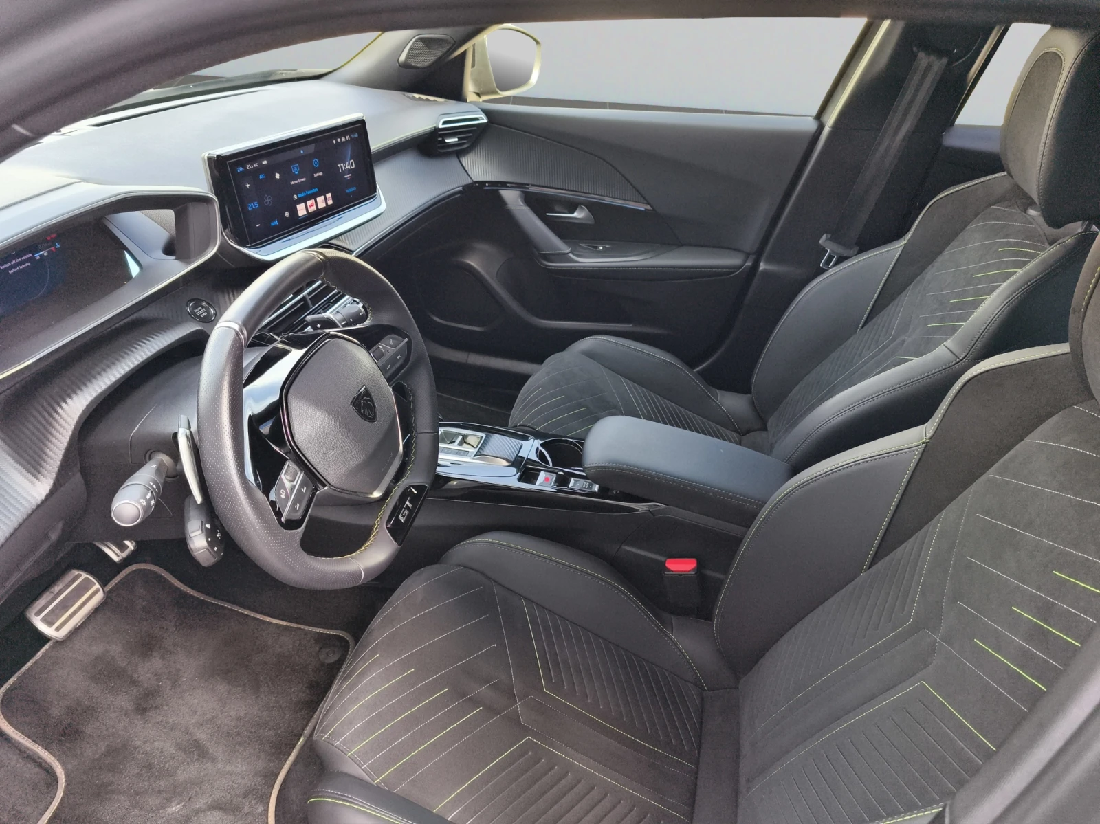 Peugeot 2008 GT 1.2 PureTech 145 HYBRID 48V e-DCS6 EURO 6.4 - изображение 10