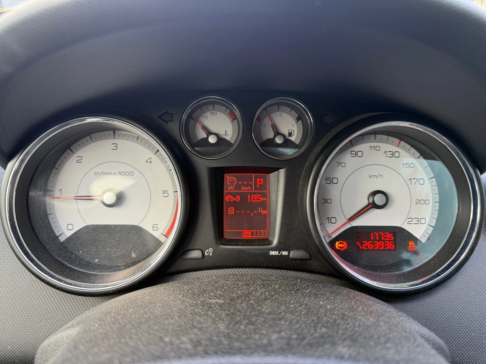 Peugeot 308 2.0HDI АВТОМАТ, снимка 13 - Автомобили и джипове - 54397130