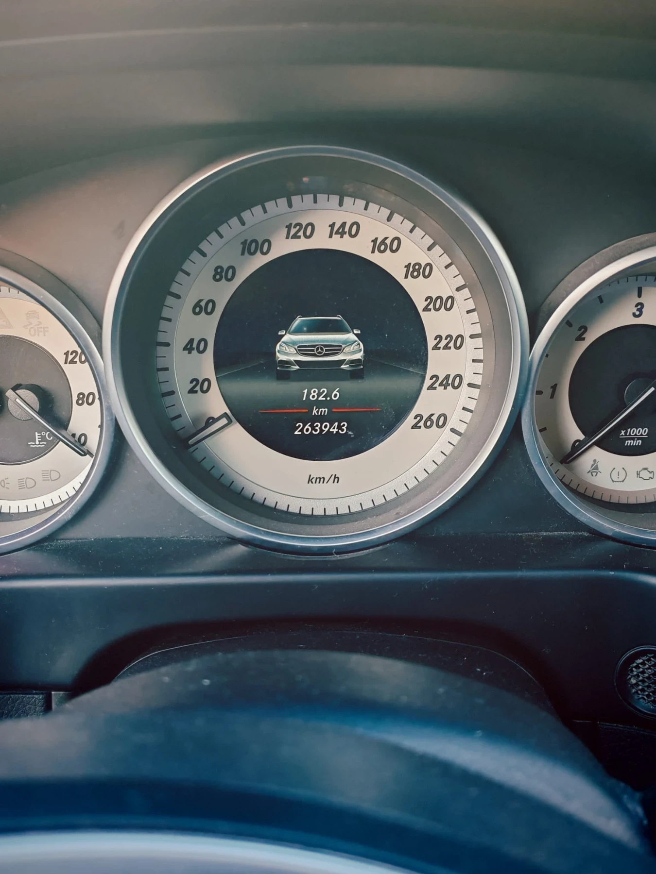 Mercedes-Benz E 200, снимка 16 - Автомобили и джипове - 55373959