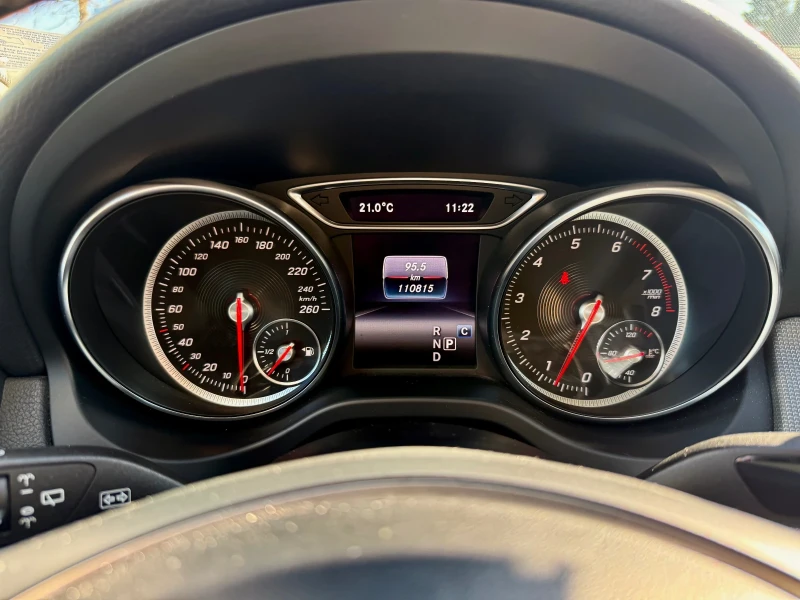 Mercedes-Benz GLA 180, снимка 8 - Автомобили и джипове - 52263763