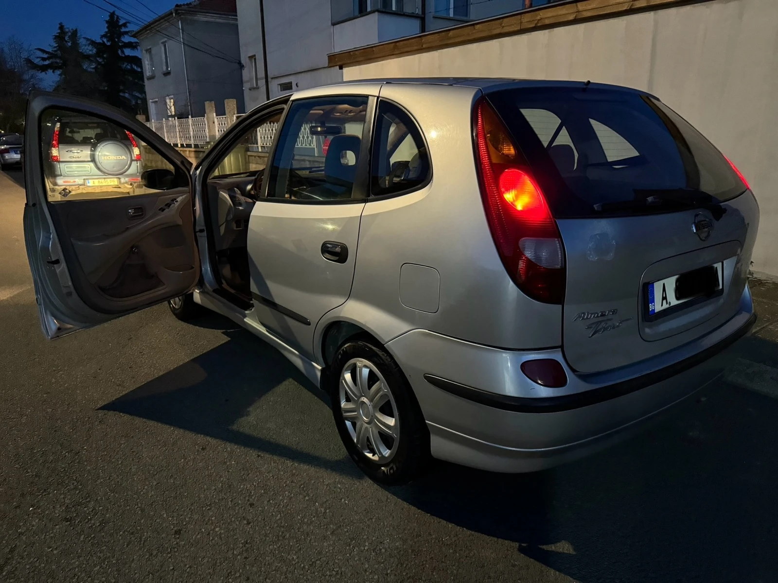 Nissan Almera tino 2.2 TD - изображение 9