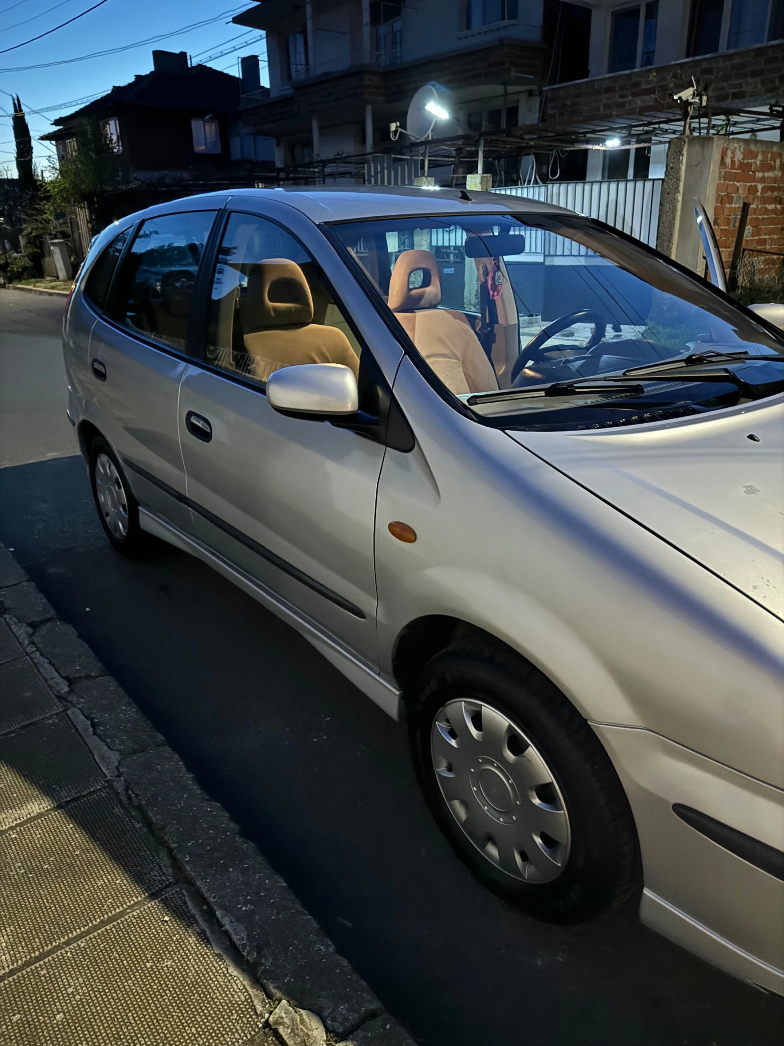 Nissan Almera tino 2.2 TD - изображение 3