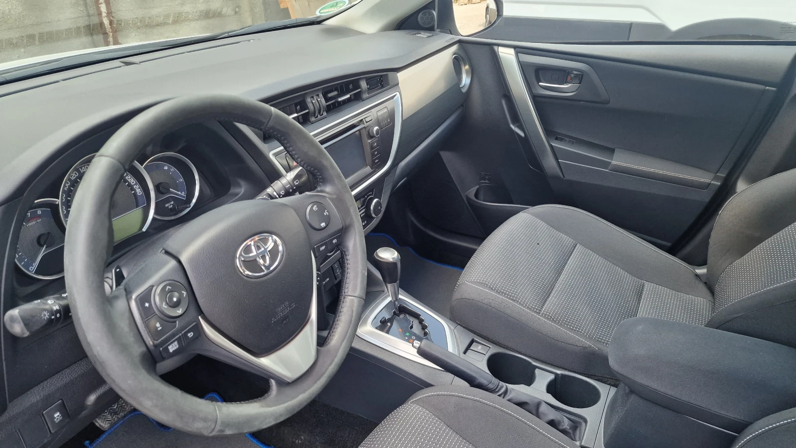 Toyota Auris 1.6 БЕНЗИН 132КС АВТОМАТ ПОДГРЕВ НАВИ - изображение 9