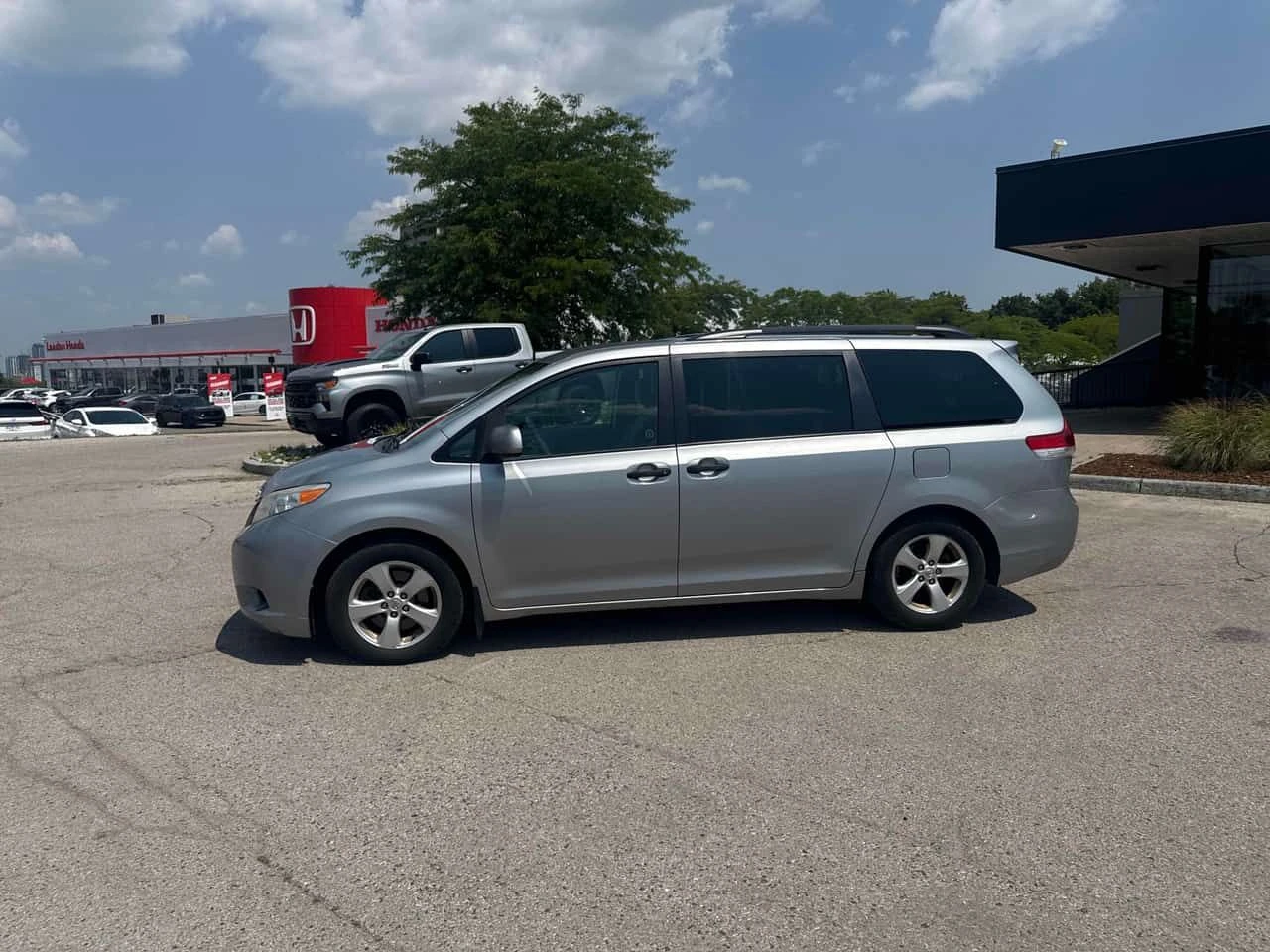 Toyota Sienna * 5dr 7 Pass FWD * АВТОКРЕДИТ* , снимка 2 - Автомобили и джипове - 55500644