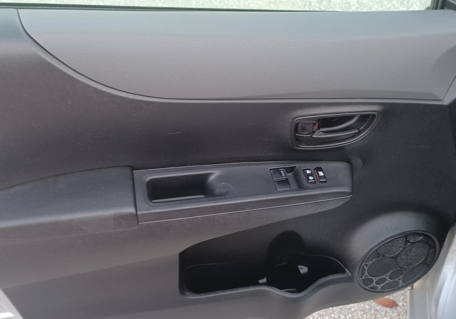 Toyota Yaris 1.4 D-4D, снимка 7 - Автомобили и джипове - 56631739