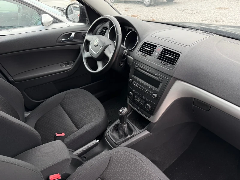 Skoda Yeti 2.0TDI 4x4, снимка 14 - Автомобили и джипове - 53444288