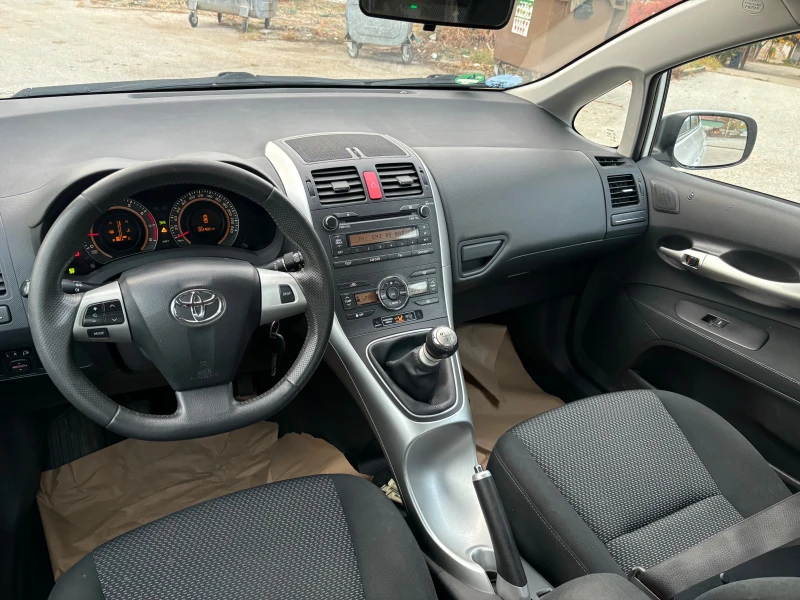 Toyota Auris 1.3 VVTI, снимка 9 - Автомобили и джипове - 48230809