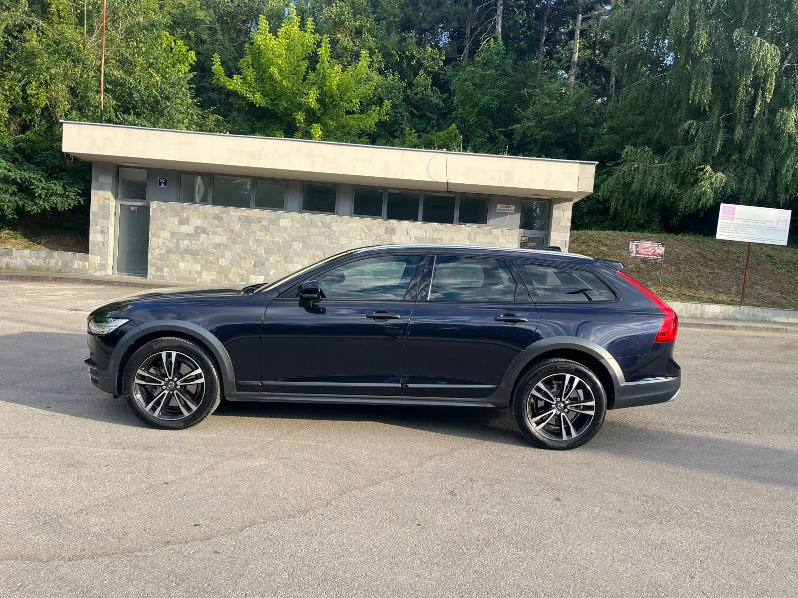 Volvo V90 Cross Country * РЕГИСТРИРАН* ОБСЛУЖЕН*  - изображение 2