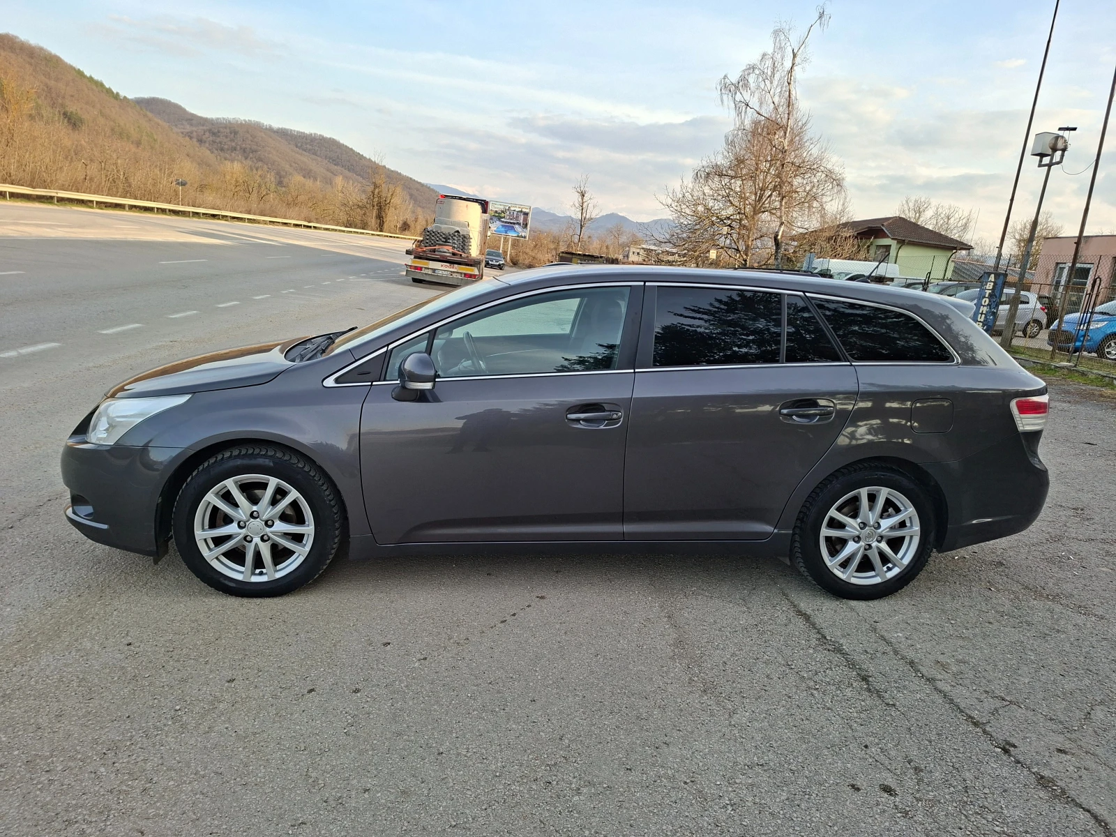 Toyota Avensis 2, 0D4D* NAVI* KAM* Klima, снимка 2 - Автомобили и джипове - 53879369