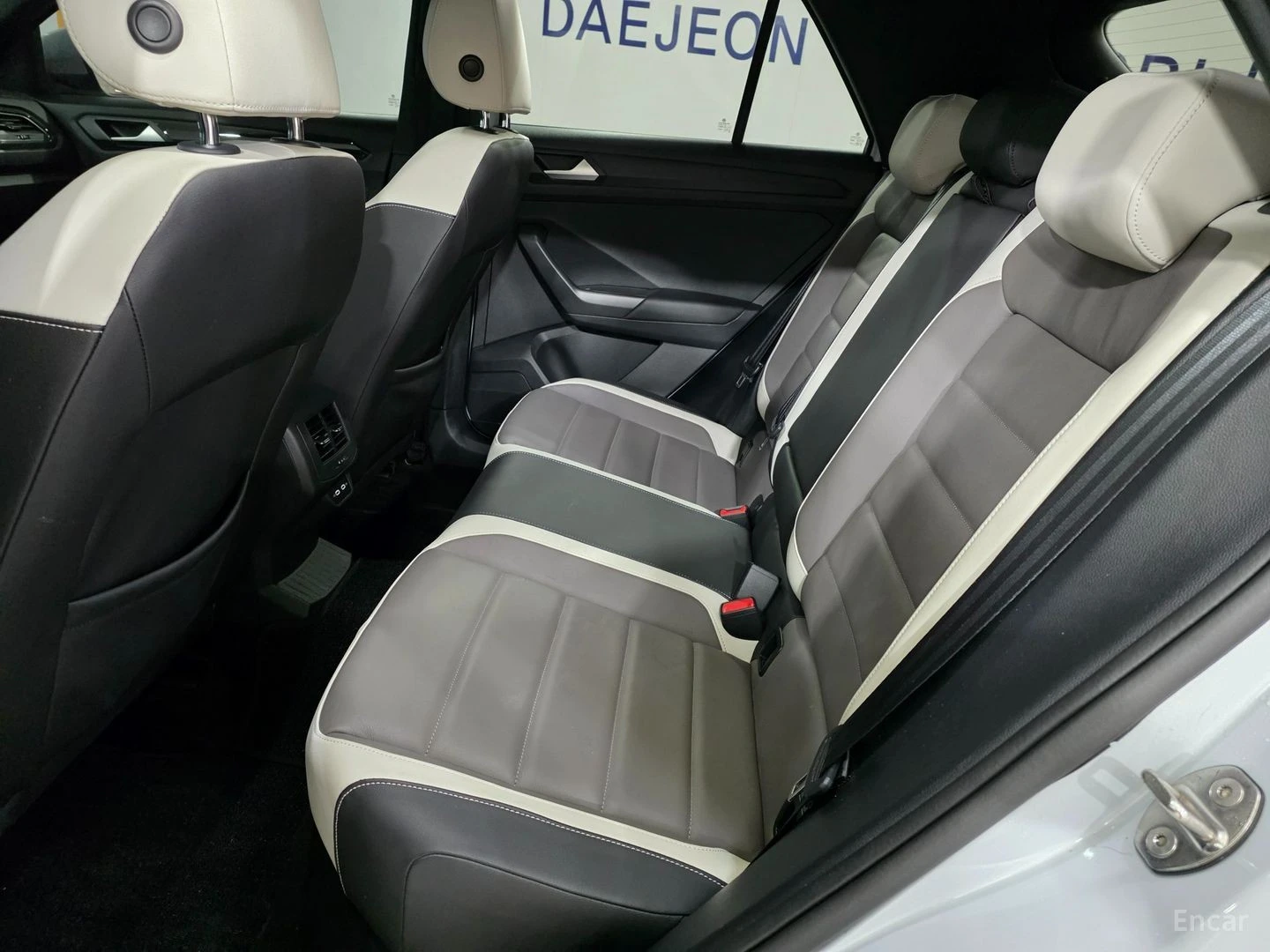 VW T-Roc 2.0 TDI Prestige* КОЖА* ПАНО* НАВИ, снимка 16 - Автомобили и джипове - 55570562