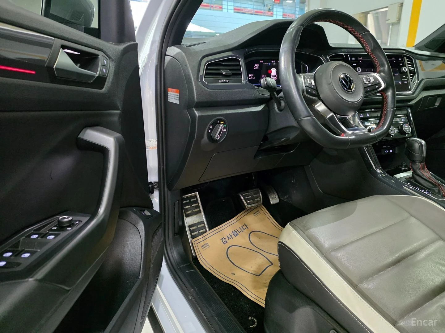 VW T-Roc 2.0 TDI Prestige* КОЖА* ПАНО* НАВИ, снимка 14 - Автомобили и джипове - 55570562