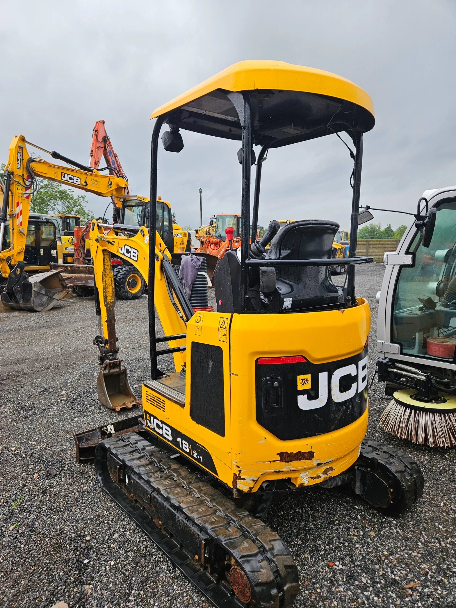 Багер JCB 18Z-1 - изображение 6