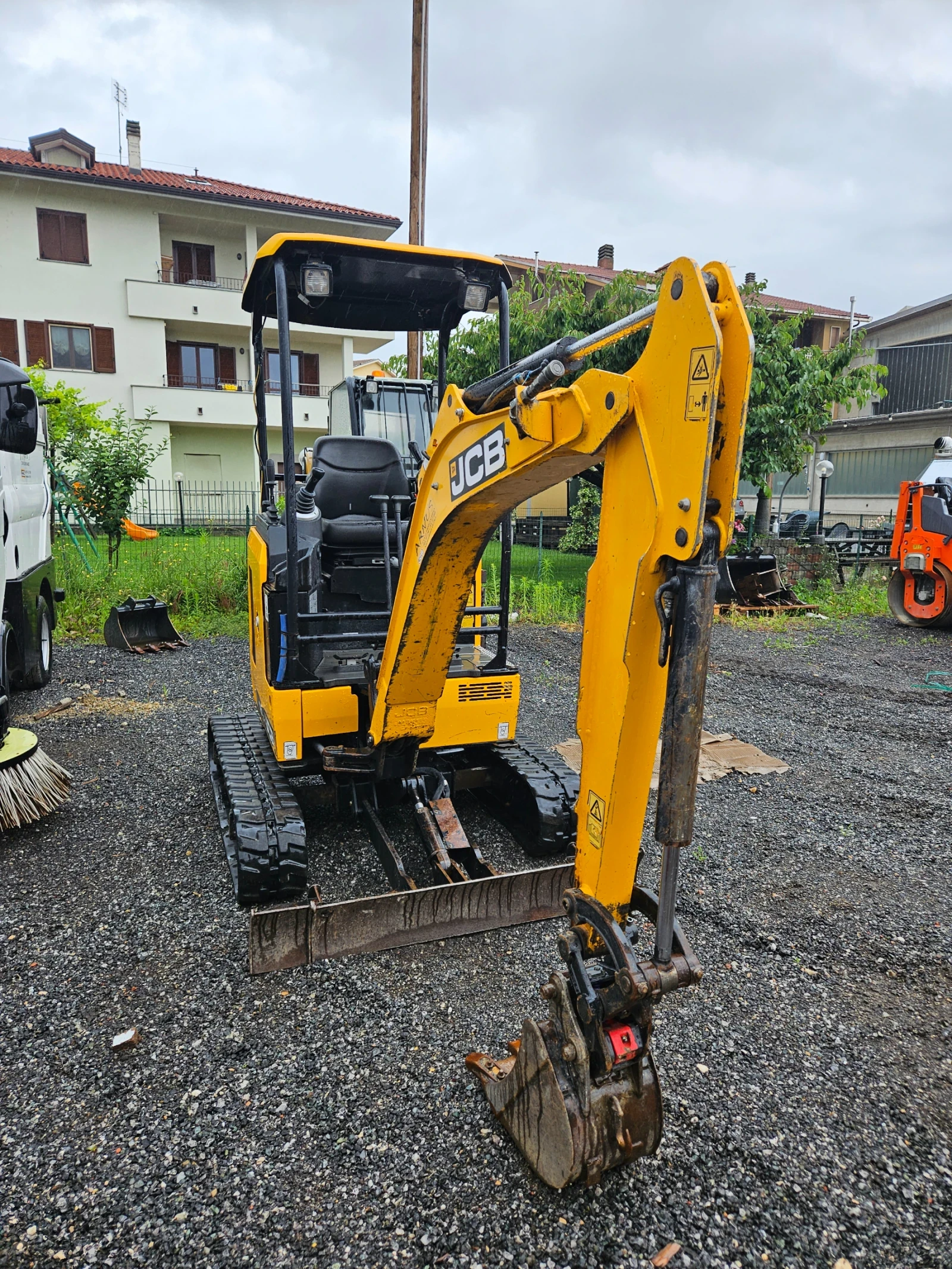 Багер JCB 18Z-1 - изображение 3