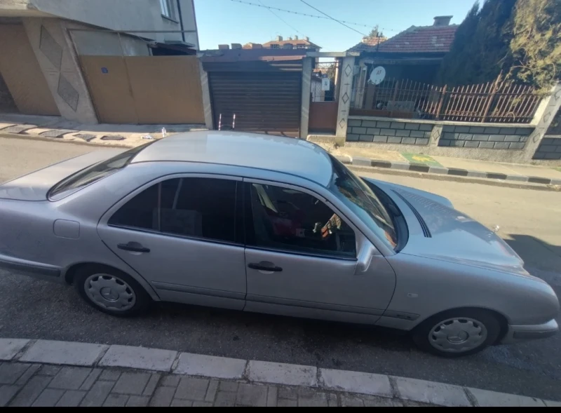 Mercedes-Benz E 220 220d, снимка 3 - Автомобили и джипове - 48060329