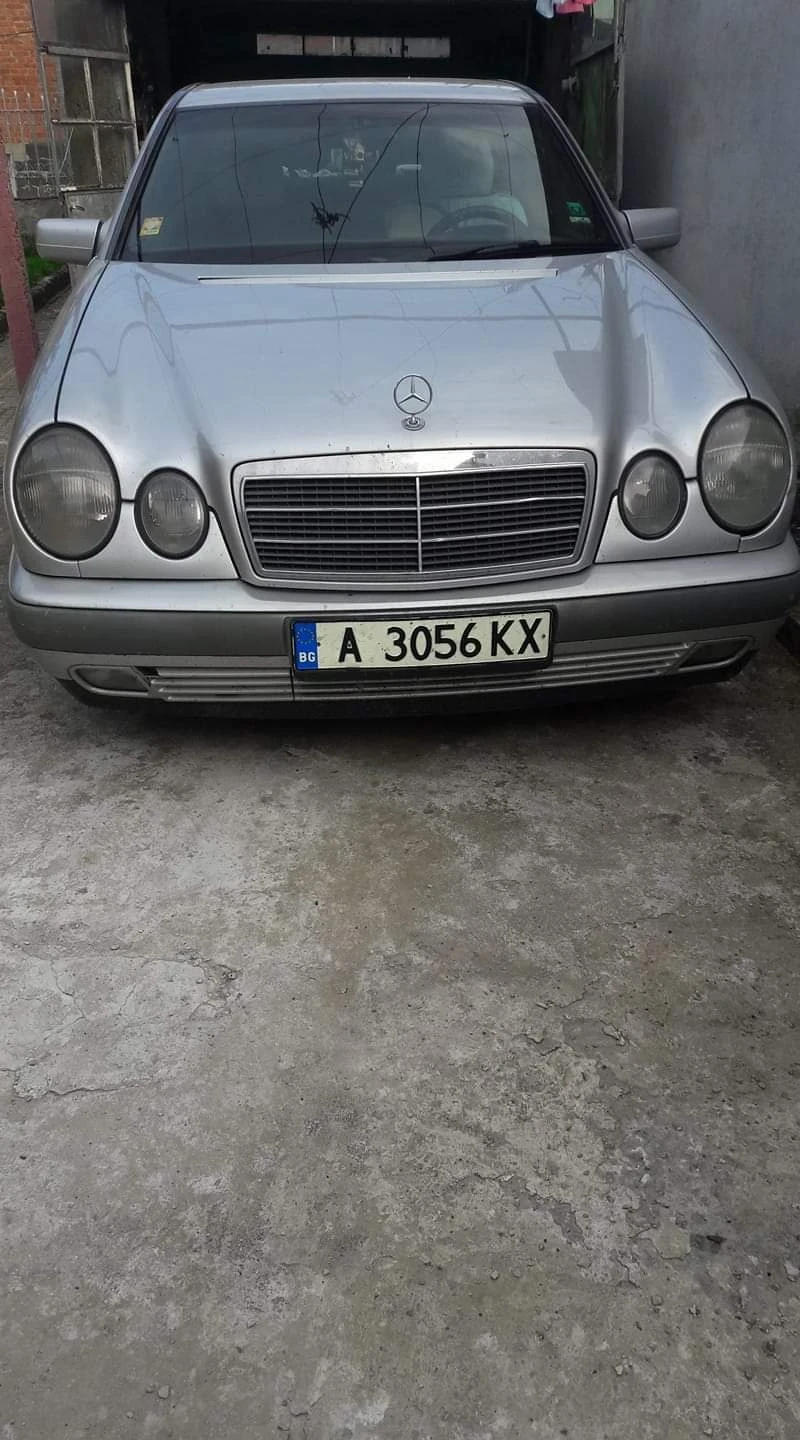 Mercedes-Benz E 220 220d, снимка 1 - Автомобили и джипове - 48060329