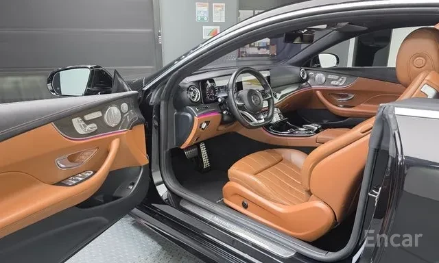 Mercedes-Benz E 400 COUPE / 4MATIC / AMG / ПАНО / 360 / ОБДУХ / ЛИЗИНГ, снимка 9 - Автомобили и джипове - 55254551