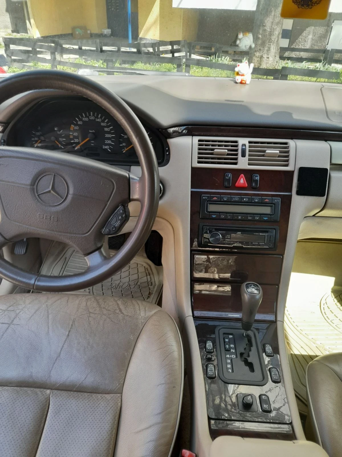 Mercedes-Benz E 200, снимка 5 - Автомобили и джипове - 54415936