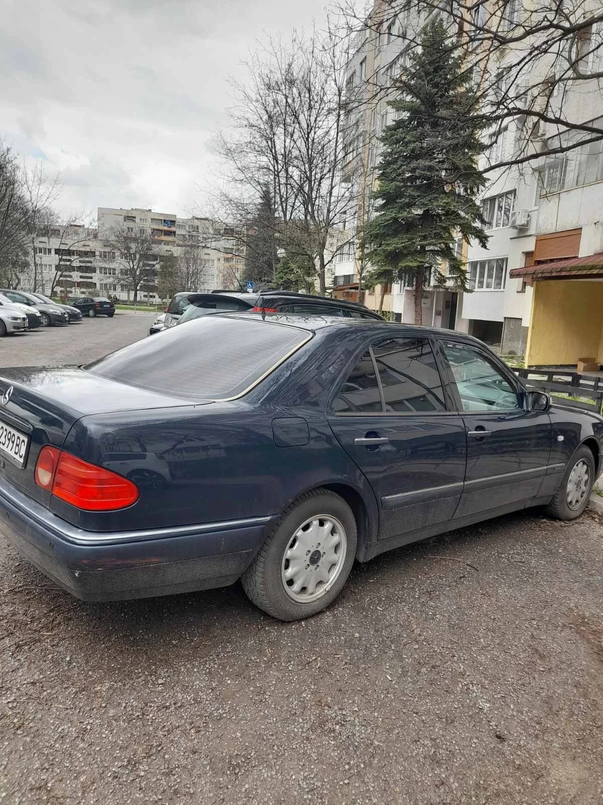Mercedes-Benz E 200, снимка 4 - Автомобили и джипове - 54415936