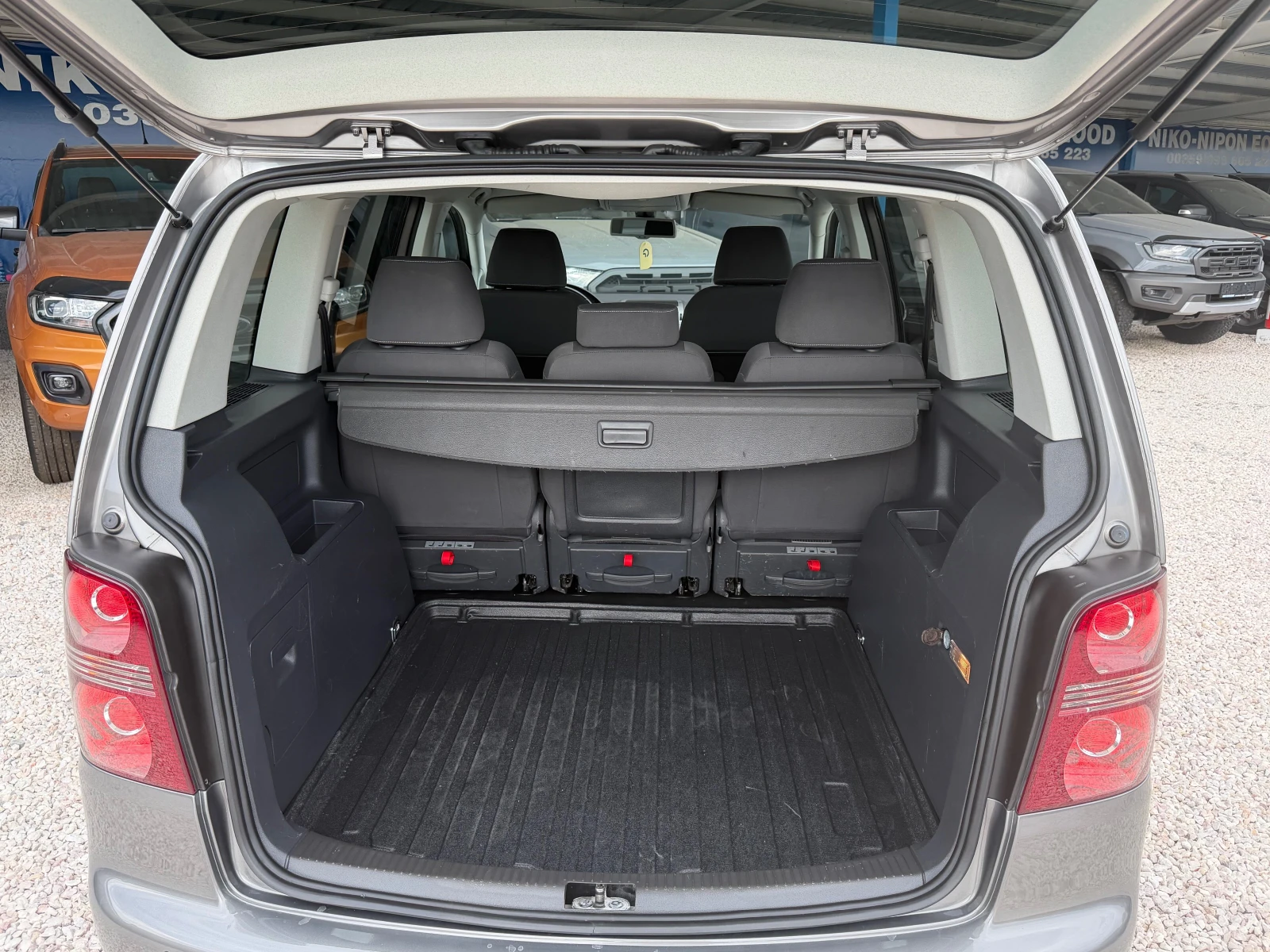 VW Touran 1.9/Автомат, снимка 7 - Автомобили и джипове - 55337166