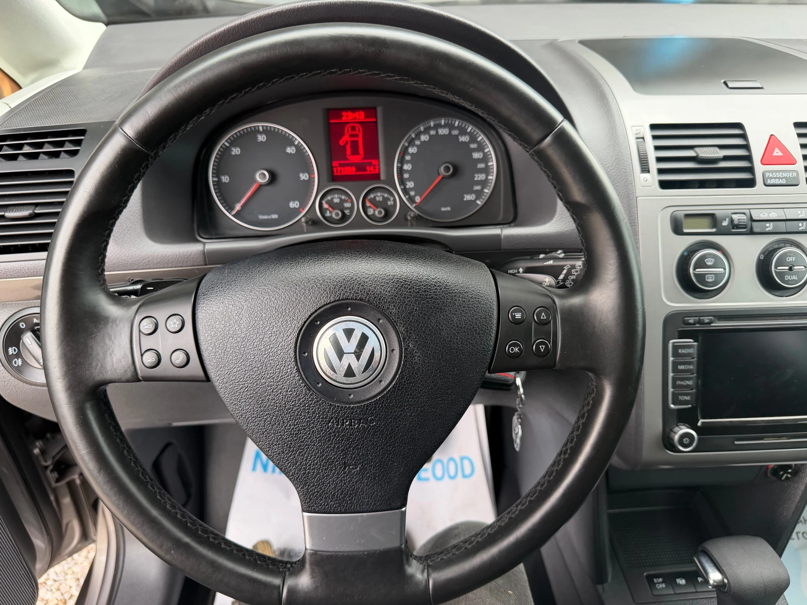 VW Touran 1.9/Автомат, снимка 10 - Автомобили и джипове - 55337166