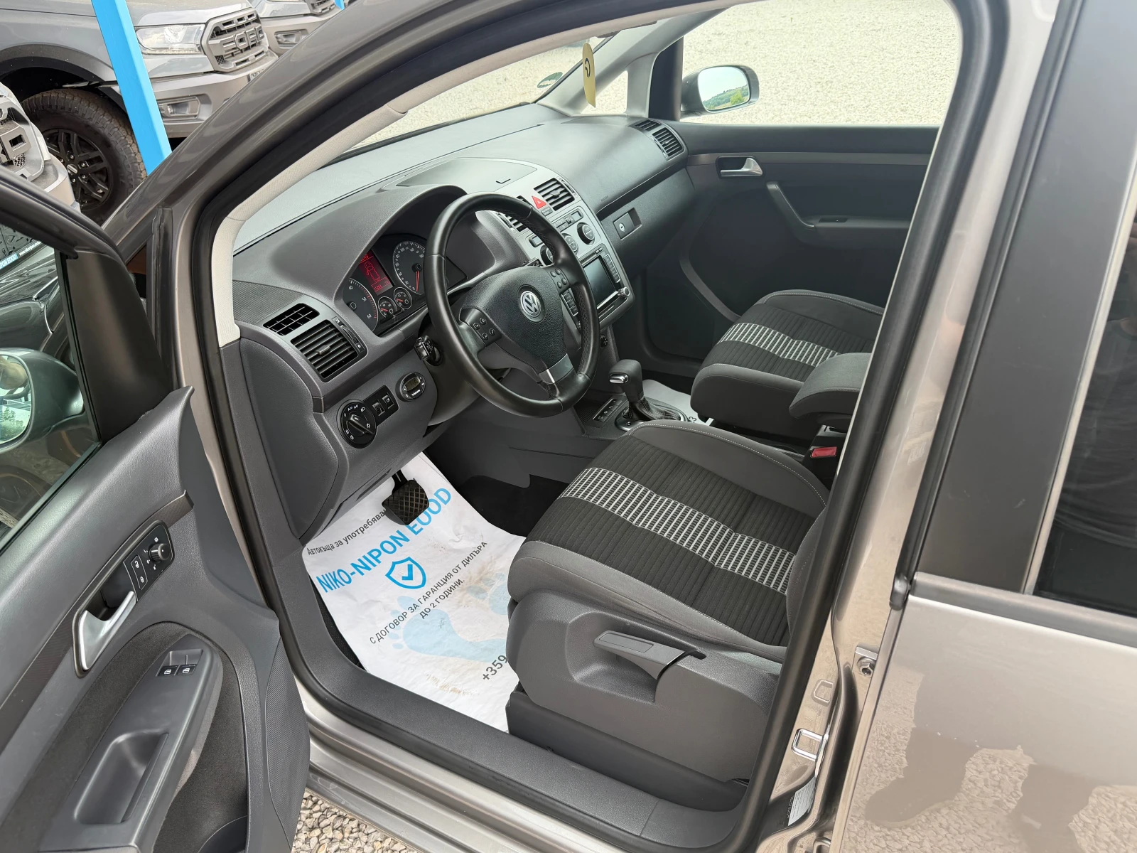 VW Touran 1.9/Автомат, снимка 9 - Автомобили и джипове - 55337166