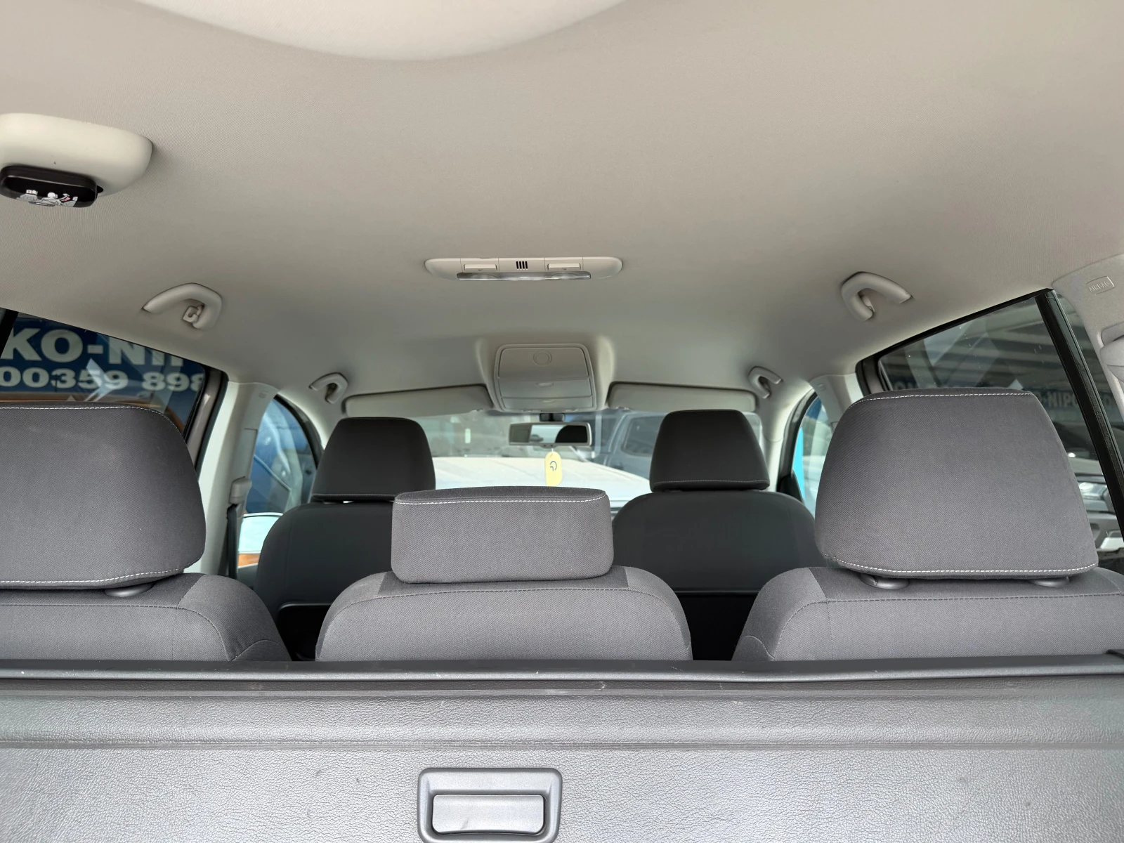 VW Touran 1.9/Автомат, снимка 8 - Автомобили и джипове - 55337166