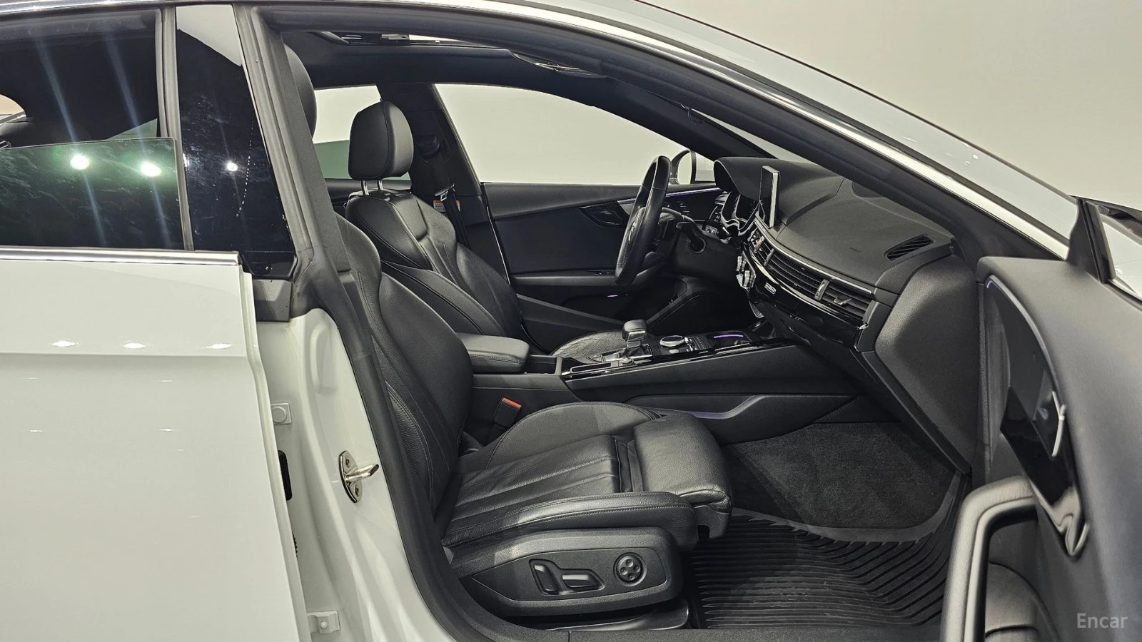 Audi A5 * Quattro* ПАНО* KEYLESS* Camera* ПОДГРЕВ* , снимка 11 - Автомобили и джипове - 55585783