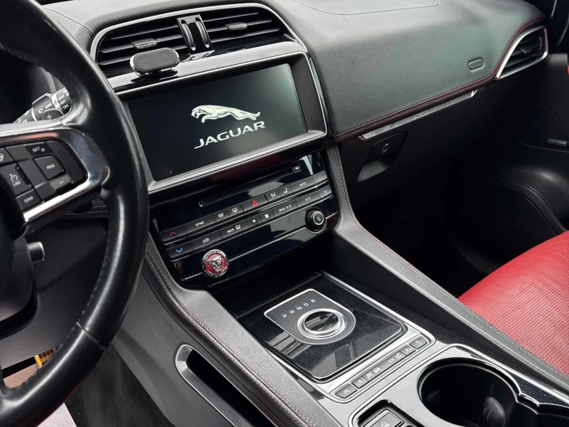 Jaguar F-PACE 35t R-Sport С РЕГИСТРАЦИЯ & АВТО КРЕДИТ , снимка 12 - Автомобили и джипове - 53353336