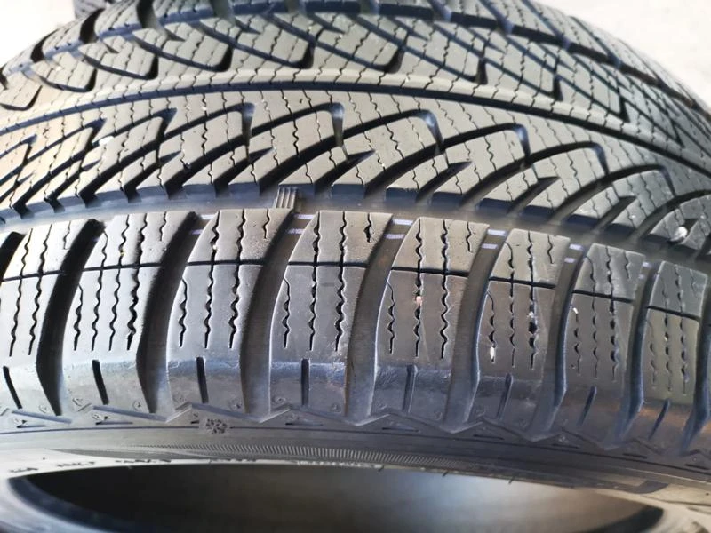 Гуми Зимни 235/50R18, снимка 3 - Гуми и джанти - 30245137