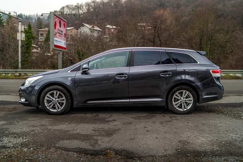 Toyota Avensis 1.8i 147к.с. АВТОМОБИЛТ СЕ ПРОДАВА С ГАРАНЦИЯ, снимка 3 - Автомобили и джипове - 48282447