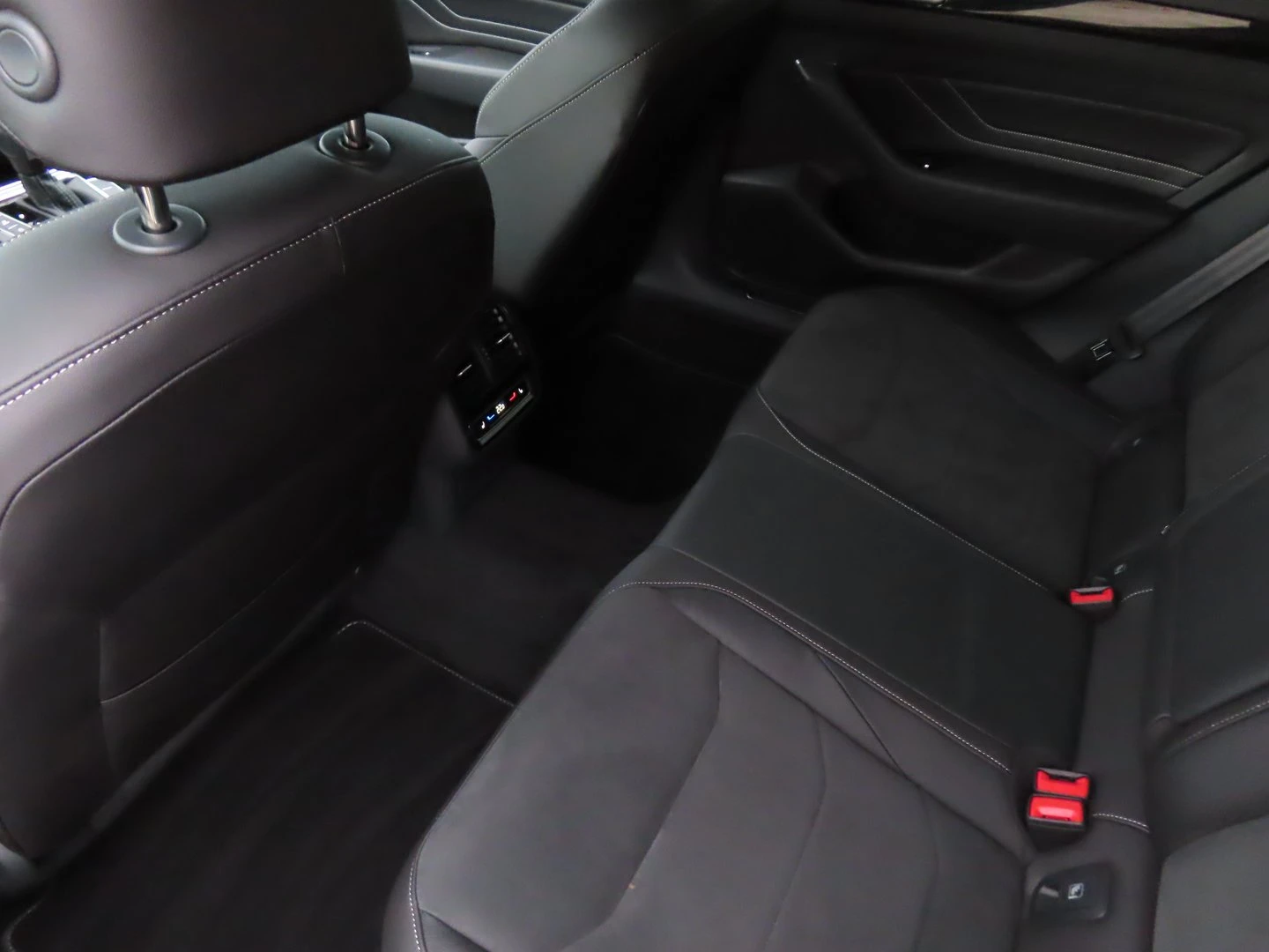 VW Arteon R-Line 2.0 TDI SCR DSG, снимка 15 - Автомобили и джипове - 56420635