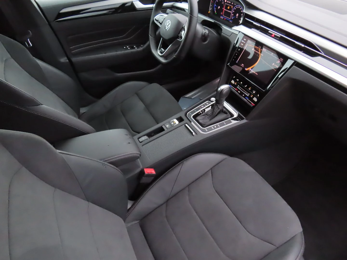 VW Arteon R-Line 2.0 TDI SCR DSG, снимка 6 - Автомобили и джипове - 56420635