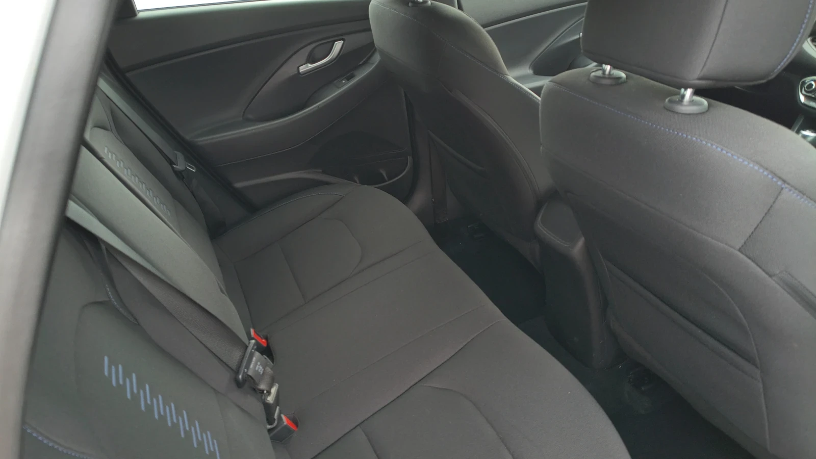 Hyundai I30 1.6 CRDi Edition/Navi, снимка 17 - Автомобили и джипове - 54379937