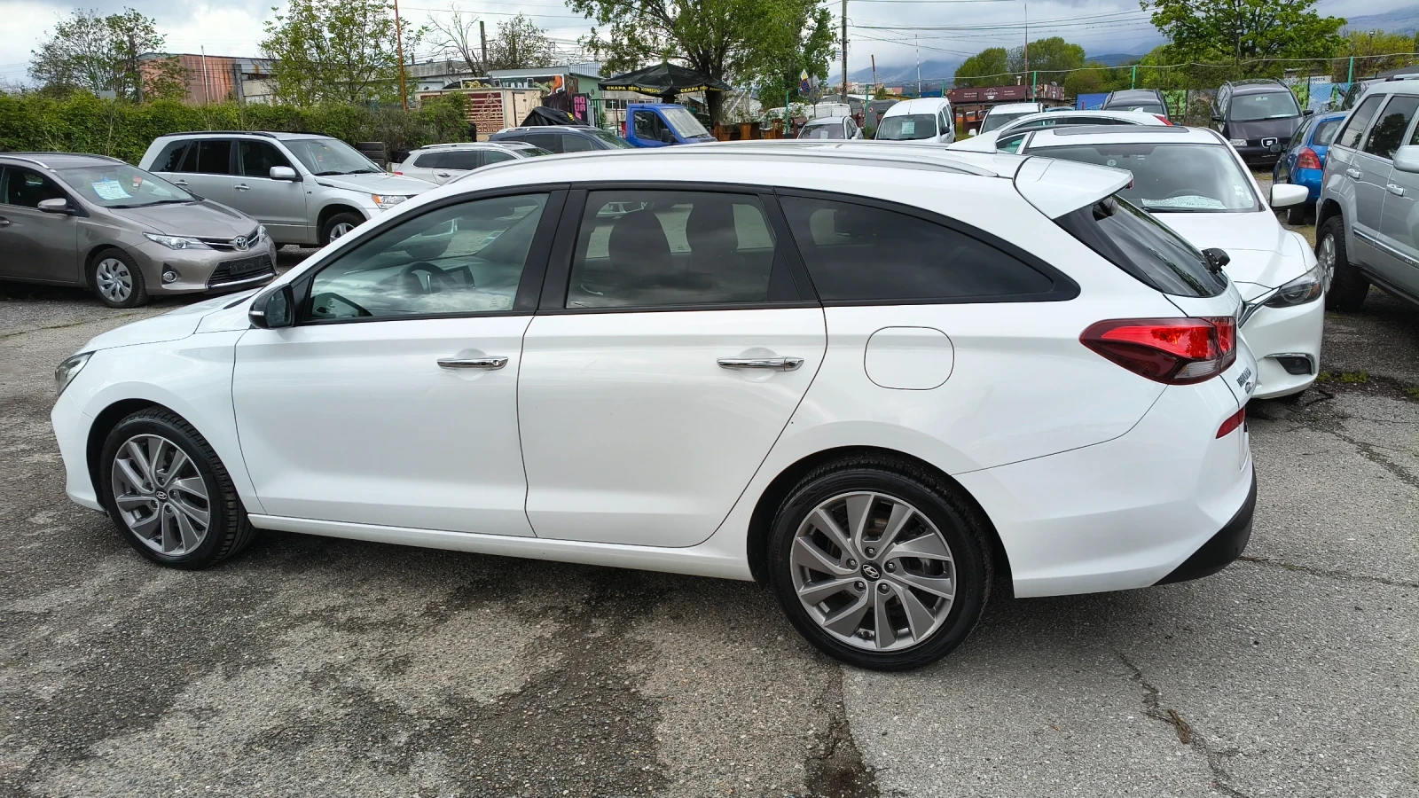 Hyundai I30 1.6 CRDi Edition/Navi, снимка 10 - Автомобили и джипове - 54379937