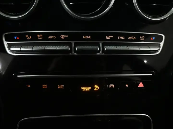 Mercedes-Benz GLC 300 4MATIC * No Accident * Ambient Light* 360CAM* CARF, снимка 12 - Автомобили и джипове - 54812055