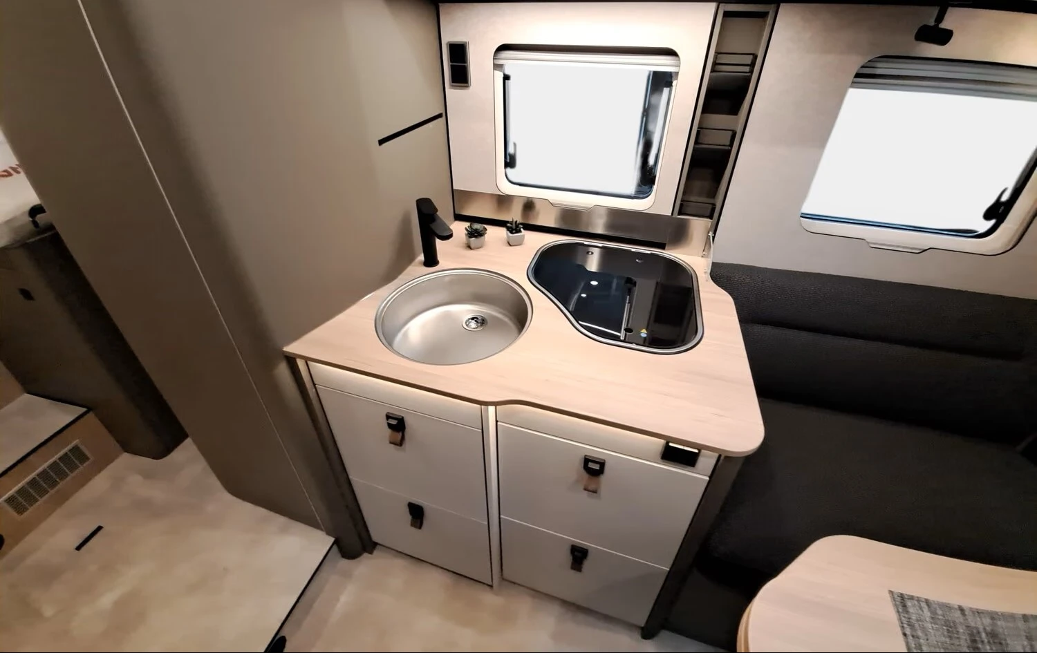 Кемпер HYMER / ERIBA GT-S 685 НОВ МОДЕЛ 3500 kg. , снимка 10 - Каравани и кемпери - 55977875