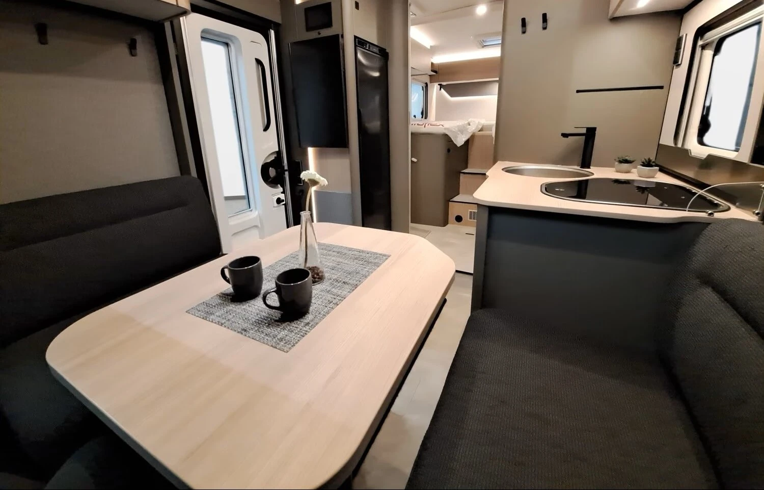 Кемпер HYMER / ERIBA GT-S 685 НОВ МОДЕЛ 3500 kg. , снимка 9 - Каравани и кемпери - 55977875