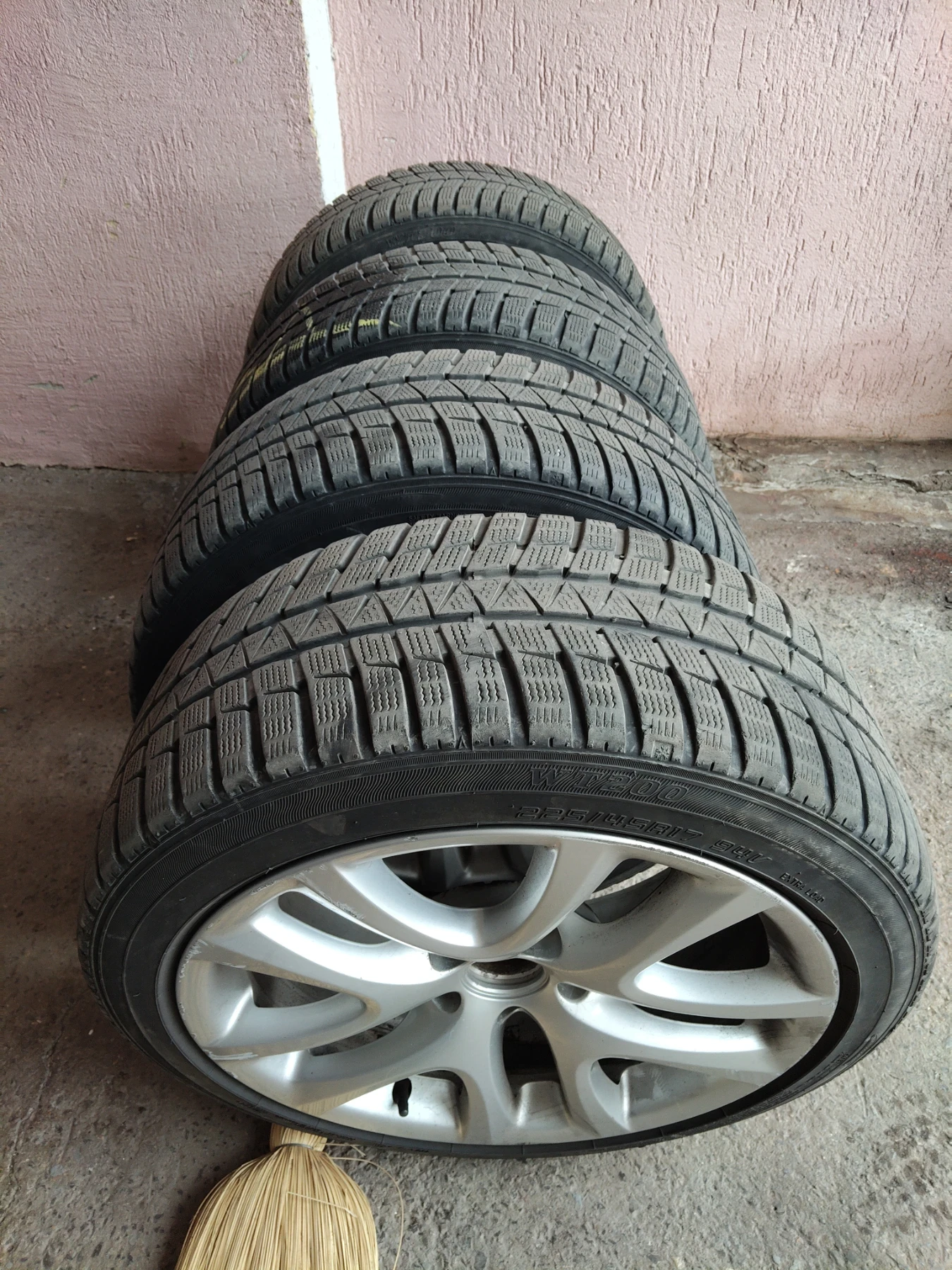 Гуми Зимни 225/45R17, снимка 2 - Гуми и джанти - 54095015