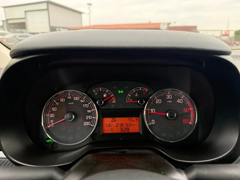 Fiat Punto 1.6JTD-120PS-ПОДГРЕВ, снимка 13 - Автомобили и джипове - 51841000