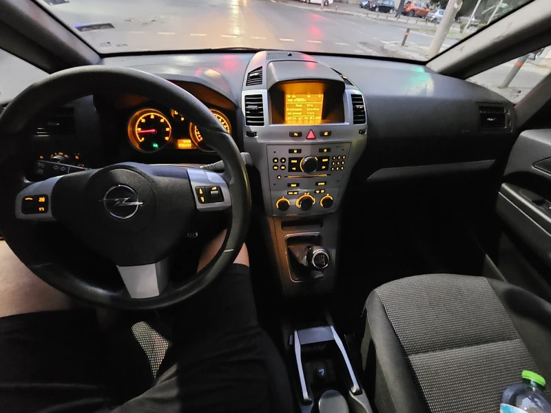 Opel Zafira 1.9 CDTI реални км. сер. история. 7 местен, снимка 8 - Автомобили и джипове - 52565055