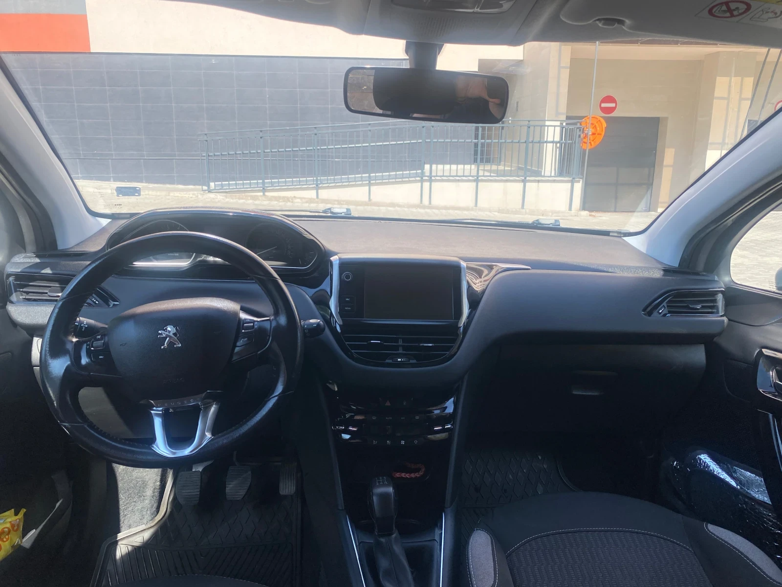 Peugeot 208 1.2PureTech Първи Собственик. СФА, снимка 4 - Автомобили и джипове - 55779094