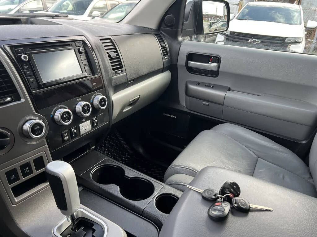 Toyota Sequoia Limited 4WD, снимка 15 - Автомобили и джипове - 54852347