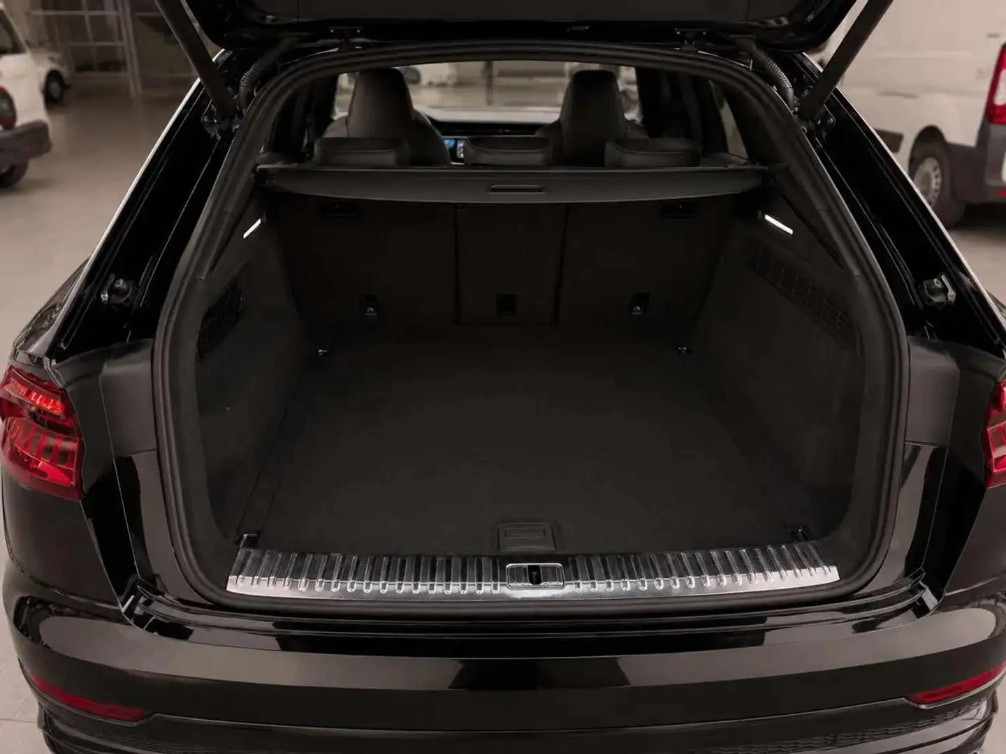 Audi SQ8 4.0 TDI V8 Quattro, снимка 11 - Автомобили и джипове - 56096869