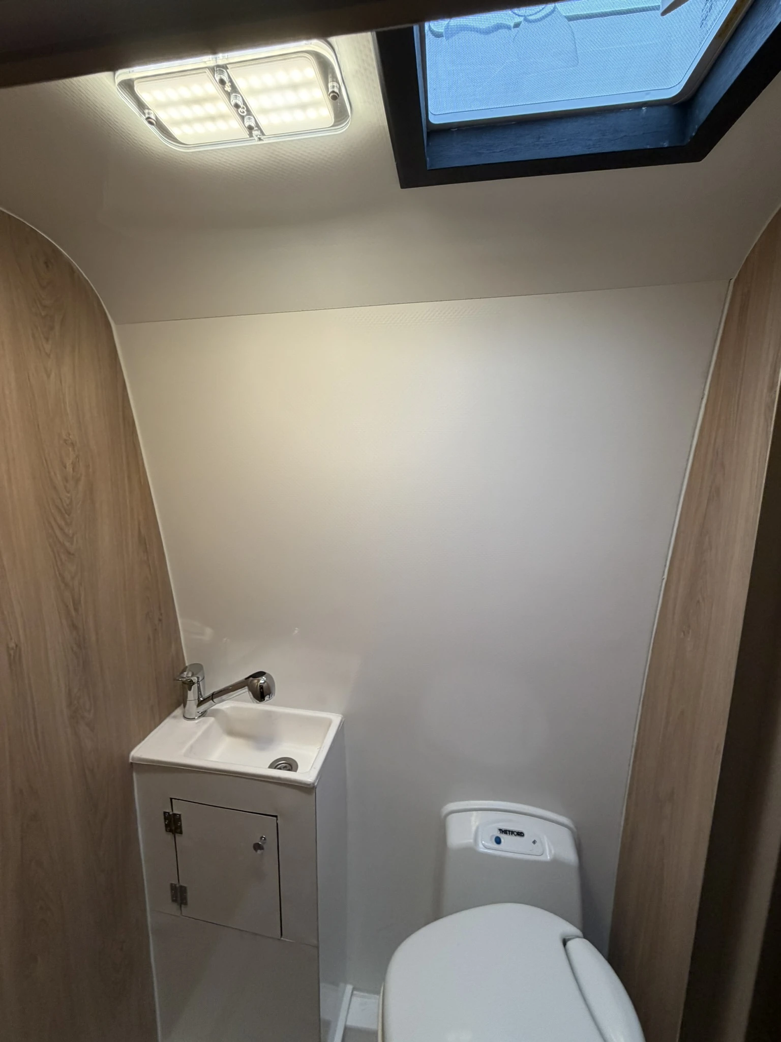 Кемпер Други Iveco Daily 35S180 Hi-Matic Adventure Edition, снимка 17 - Каравани и кемпери - 53919549